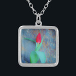 Red Tulp op blauw grijze laat Zilver Vergulden Ketting<br><div class="desc">Lentbloemen. Een enkele stok van een Ruby Red Tulip tegen een mooie Stone achtergrond. Foto van Sandy Closs.</div>