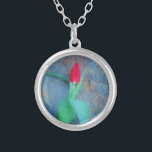 Red Tulp op blauw grijze laat Zilver Vergulden Ketting<br><div class="desc">Lentbloemen. Een enkele stok van een Ruby Red Tulip tegen een mooie Stone achtergrond. Foto van Sandy Closs.</div>