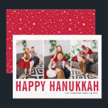 Red Typography Photo Collage Happy Hanukkah Feestdagenkaart<br><div class="desc">Happy Hanukkah!  Happy Hanukkah fotocollage platte kaart met rode eenvoudige typografie en sneeuwpatroon. Personaliseer door drie foto's,  namen,  jaar en andere details toe te voegen. Deze moderne Hanukkah-platte kaart is verkrijgbaar in andere kleuren en in kartonnen dozen.</div>