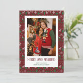 Red Ugly Sweater Married en Merry Photo Feestdagenkaart (Staand voorkant)