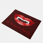 Red Vampire Mouth en Custom Family Name Text Deurmat (Schuin)