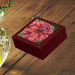 Red Variegated Dahlia Bloom Floral Cadeaudoosje<br><div class="desc">Winkelinkten,  sieraden en andere kleine keepenkoeken in deze houten cadeaudoos met keramische tegel die voorzien is van het foto-afbeelding van een groot,  rood,  gevarieerd Dahlia-blok. Een mooi,  bloemetjesontwerp! Selecteer de grootte en kleur van het cadeauvakje.</div>