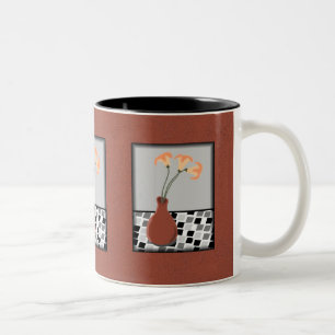 Red Vase met bloemen op een Mok met gerookte tafel