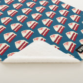 Red Velvet Frosted Cake Slice met uw Initialen Sherpa Deken (3/4)