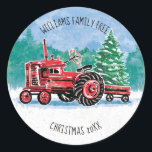 Red Vintage Tractor Christmas Tree Voeg naam toe Ronde Sticker<br><div class="desc">Deze sticker is voorzien van een rode tractor die een kerstboom in een wagen erachter trekt met een winterscène met sneeuw en bomen erachter. Het bericht luidt "Williams Family Tree". Personaliseer met je eigen naam, Onder de tractor staat "Christmas 20xx". Voeg het juiste jaar toe bij het personaliseren. Ontworpen door...</div>