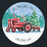 Red Vintage Tractor Christmas Tree Voeg naam toe Ronde Sticker<br><div class="desc">Deze sticker is voorzien van een rode tractor die een kerstboom in een wagen erachter trekt met een winterscène met sneeuw en bomen erachter. Het bericht luidt "Williams Family Tree". Personaliseer met je eigen naam, Onder de tractor staat "Christmas 20xx". Voeg het juiste jaar toe bij het personaliseren. Ontworpen door...</div>