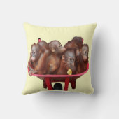 Red Wheelbarrow Orangutan Babies Kussen (Achterkant)