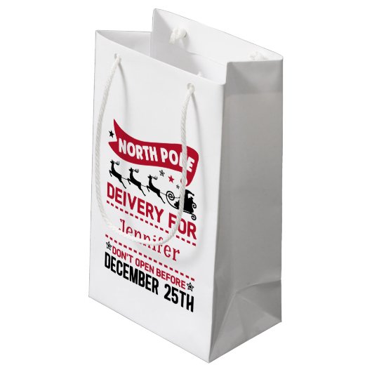 Red & White Black North Pole SANTA Delivery Name Klein Cadeauzakje (Achterkant Gekanteld)