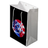 Red White & Blue Cat With American Flag Background Medium Cadeauzakje (Voorkant Gekanteld)