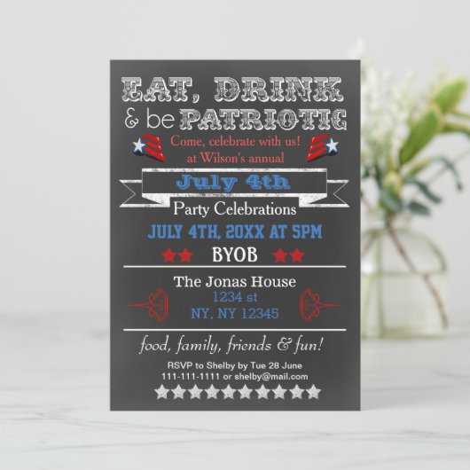Red White Blue Chalkboard Juli 4e partij nodigt ui Kaart (Staand voorkant)