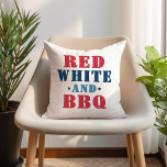 Red White en BBQ Fourth of Juli Buitenkussen<br><div class="desc">Stijlvol proefontwerp voor de vierde feestdag van juli biedt een leuk "Red White en BBQ"-typografie in rode,  witte,  blauwe,  marinekleuren met steraccenten. Op de achterzijde verschijnt een coördinerend blauw van de marine met een wit sterpatroon.</div>