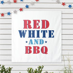 Red White en BBQ Funny 4 juli Wandkleed<br><div class="desc">Stijlvol en grappig Op feestelijke feestdagen in juli is het tapijt design voorzien van een aangepaste typografische vormgeving "Red White en BBQ" in rode,  witte,  blauwe,  marinekleuren met steraccenten.</div>