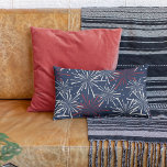 Red White en Blue Fireworks Pattern Kussen<br><div class="desc">Viel de zomer om met onze marinesulp met een legerpatroon van het barsten van vuurwerk in rood en zacht ivoor - perfect voor uw midzomer of vierde juli decoratie! Het patroon herhaalt zich aan de achterkant.</div>