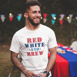 Red White en Brew Funny, 4 juli Mannen T-shirt<br><div class="desc">Stijlvolle en grappige Vierde dag van de Vakantie van Juli / het patriottische ontwerp kenmerkt "Rood Wit en Brew"in rode,  witte,  blauwe,  marine,  en witte kleuren met steraccenten.</div>