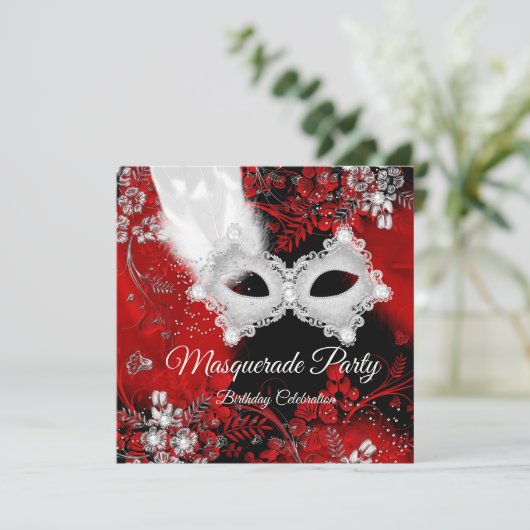 Red White Feathers Masquerade Birthday Party Kaart (Staand voorkant)