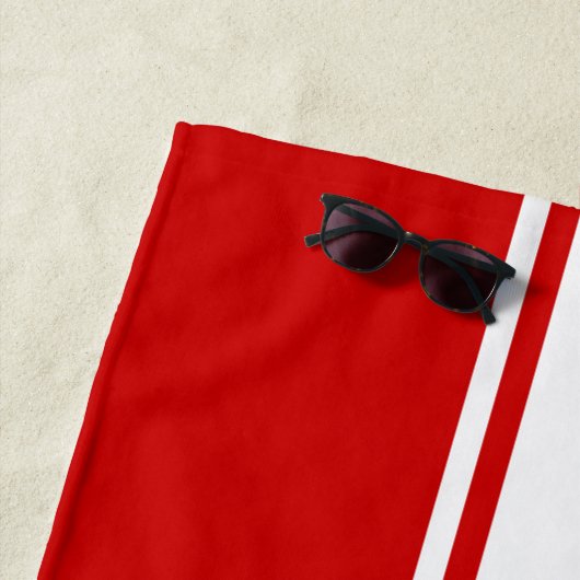 Red White Racing Stripes Gold Monogrammed Pool Strandlaken (In situ)