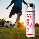 Red White Soccer Name | Go Team Sports Waterfles<br><div class="desc">Rood en wit voetbal en jaarontwerp door Holiday Hearts Design (alle rechten voorbehouden). Voeg gewoon de naam, het jaar en het midden, de middelbare school of de naam van het intramurale team toe (bv. "Go Wolves", "Go Panthers", "Go Tigers"). Niet ontworpen voor collegiale of professionele sportteams. Origineel ontwerp door Vakantiedagen...</div>