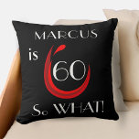 Red Wine 60, wat Funny 60th Birthday Kussen<br><div class="desc">Red Wine 60 dus wat Funny 60th Birthday Sierkussen. Zwart 60ste verjaardagskussen met een grappig en motivatie citaat 60 Dus wat? Het leeftijdsnummer zit in een abstract rood wijnglas. De achtergrond is zwart. Pas de kussen aan met naam en verander ook al tekst als u wilt. Geweldig verjaardagsgeschenk voor een...</div>