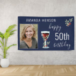 Red Wine Roos Waterverf Blue Photo 50th Birthday Spandoek<br><div class="desc">Red Wine Roos Waterverf Blue Photo 50th Birthday Banner. Het ontwerp heeft een waterverf rood wijnglas,  rozen en twijgen op een blauw marineklein. De tekst is wit en is volledig aanpasbaar - personaliseer de tekst met uw foto,  naam en leeftijd. Geweldig als een vrouw of een verjaardagsfeestje in man.</div>