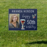 Red Wine Roos Waterverf Blue Photo 50th Birthday Tuinbord<br><div class="desc">Red Wine Roos Waterverf Blue Photo 50th Birthday Sign. Het ontwerp heeft een waterverf rood wijnglas,  rozen en twijgen op een blauw marineklein. De tekst is wit en is volledig aanpasbaar - personaliseer de tekst met uw foto,  naam en leeftijd. Geweldig als een vrouw of een verjaardagsfeestje in man.</div>