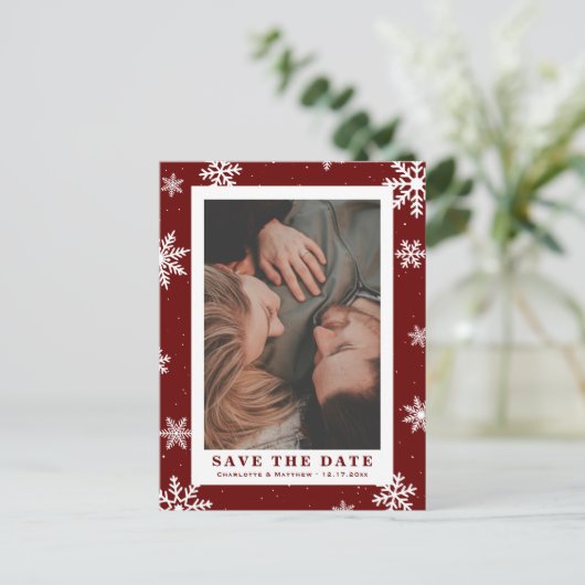 Red Winter Holiday Weddenschap Save the Date Photo Aankondigingskaart (Staand voorkant)