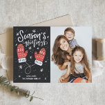 Red Winter Mittens Season's Greetings Foto Feestdagen Kaart<br><div class="desc">Groeten van het seizoen | Stuur uw vakantiewensen naar vrienden en familie met deze aanpasbare vakantiekaart. Deze kerstkaart is voorzien van moderne kalligrafie en rode winterwanten. Personaliseer door uw gegevens toe te voegen. Deze fotovakantiekaart is verkrijgbaar in andere kleuren en cardstock. Overeenkomende objecten zijn beschikbaar.</div>
