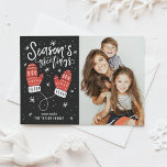 Red Winter Mittens Season's Greetings Foto Feestdagenkaart<br><div class="desc">Groeten van het seizoen | Stuur uw vakantiewensen naar vrienden en familie met dit aanpasbare vakantie-briefkaart. Deze foto Christmas briefkaart is voorzien van moderne kalligrafie en rode winterwanten. Personaliseer door uw gegevens toe te voegen. Dit fotovakantie briefkaart is verkrijgbaar in andere kleuren en cardstock. Overeenkomende objecten zijn beschikbaar.</div>