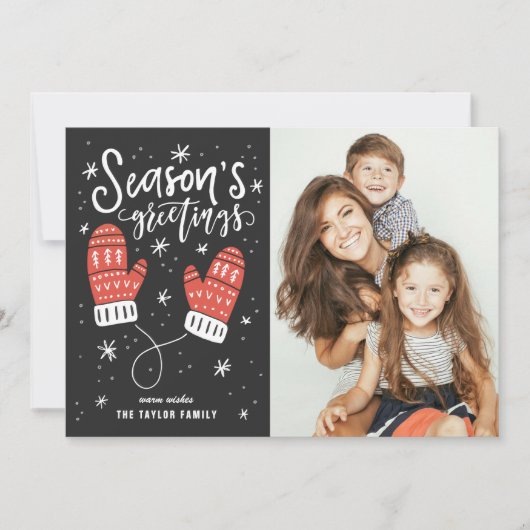 Red Winter Mittens Season's Greetings Foto Feestdagenkaart (Voorkant)