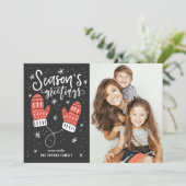 Red Winter Mittens Season's Greetings Foto Feestdagenkaart (Staand voorkant)