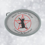 Red Witch Pentagram Black Cat Star op grijs Gesp<br><div class="desc">Deze riemgesp heeft een rood pentagram in een rode cirkel heksensymbool met een zwarte kat die een gouden ster op lichtgrijs houdt. Pas de nooit oproepen wat niet kan worden verbannen tekst met de sjablonen.</div>