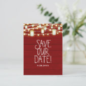 Red Wood & String Lights Rustiek Save The Date Aankondigingskaart (Staand voorkant)