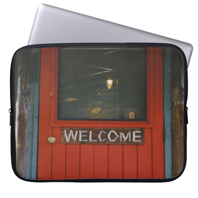 RED WOODEN GESLOTEN DEUR LAPTOP SLEEVE (Voorkant)