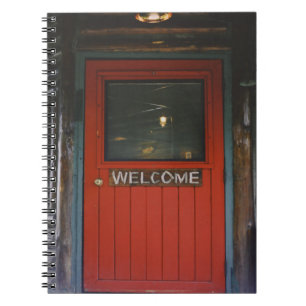 RED WOODEN GESLOTEN DEUR NOTITIEBOEK