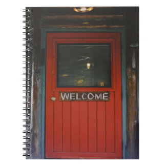 RED WOODEN GESLOTEN DEUR NOTITIEBOEK