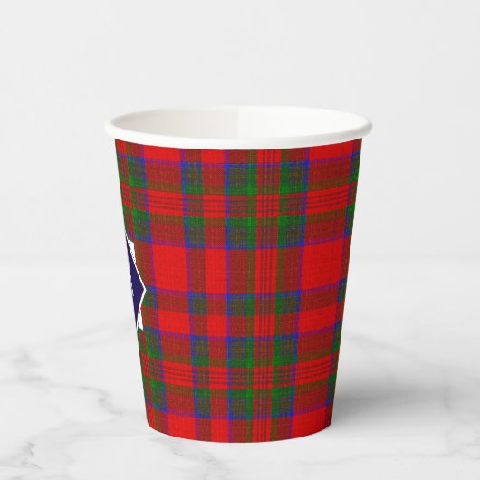 Red Wool Plaid Tartan with Central Monogram Badge Papieren Bekers (Links)