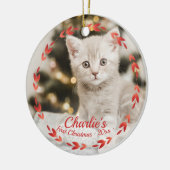 Red Wreath Cat First Kerstmis Eenvoudige foto Keramisch Ornament (Links)
