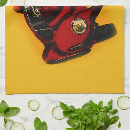 Red Yellow Old Auto Racing Car Theedoek (Gevouwen)