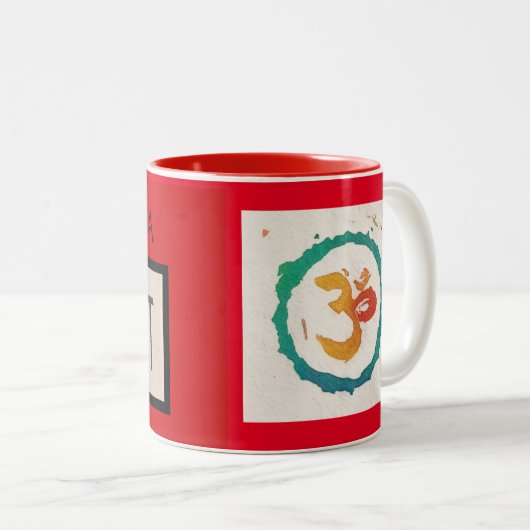 Red Yoga Om calligrafie Tweekleurige Koffiemok (Voorkant rechts)