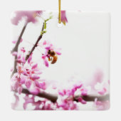 Redbud en honingbijen in Springtime Keramisch Ornament (Achterkant)