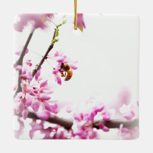 Redbud en honingbijen in Springtime Keramisch Ornament (Achterkant)
