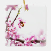 Redbud en honingbijen in Springtime Keramisch Ornament (Voorkant)