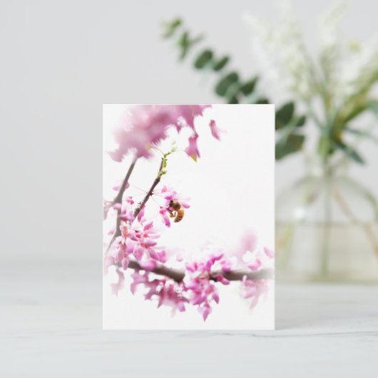 Redbud en honingbijen in Springtime Uitnodiging Briefkaart (Staand voorkant)