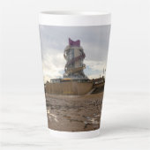 Redcar Beach and Beacon Latte Mok (Voorkant)