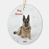 Redding Duitse herderhond bij wintersneeuwkeramiek Keramisch Ornament (Links)