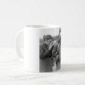 Reddingsleger medewerker die een le aan _War afbee Koffiemok (Voorkant links)