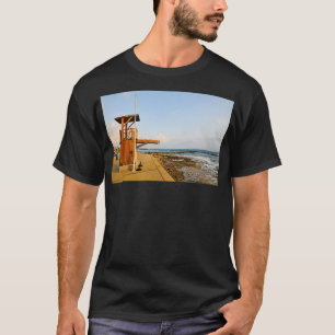 reddingsstation op het strand op Paphos Cyprus T-shirt