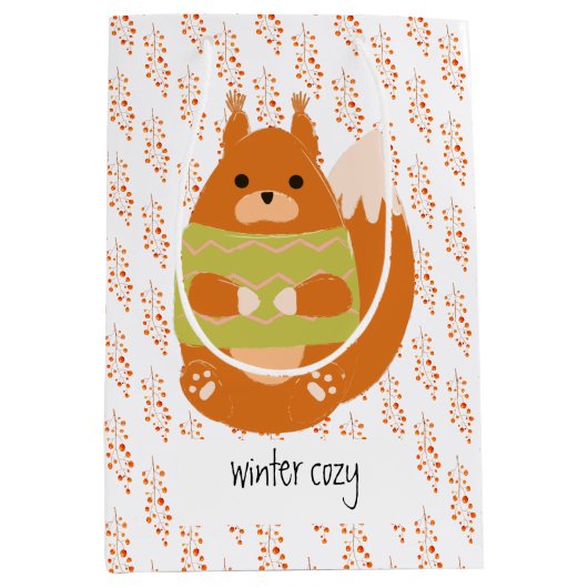 Reddish Brown Squirrel In a Green Sweater Medium Cadeauzakje (Voorkant)