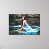 redhead girl dress blue nature water stone canvas afdruk (Voorkant)