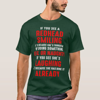 Redhead glimlachen om iets kwaad of onnozel te doe t-shirt
