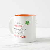 Redhead verliest geest Ginger Snaps Shamrock Grapp Tweekleurige Koffiemok (Voorkant links)